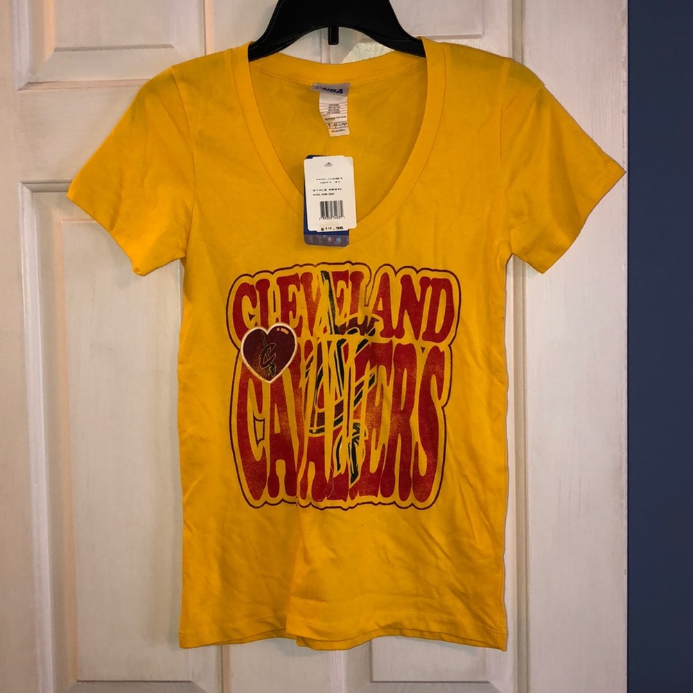 NBA brand Cavs Women’s T-shirt